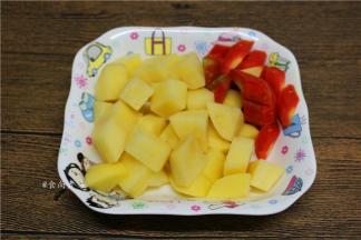 土豆和胡萝卜分别去皮，洗净成块