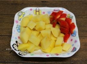 土豆和胡萝卜分别去皮，洗净成块
