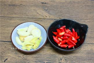 蒜瓣和生姜去皮后切片，辣椒洗净切段