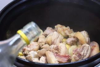 炒至鸡肉表面发白，鸡皮紧缩，再烹入料酒