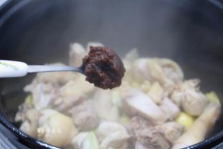 调入沙茶酱、少许盐