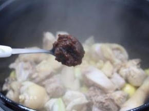 调入沙茶酱、少许盐