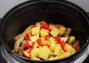 倒入土豆和胡萝卜块