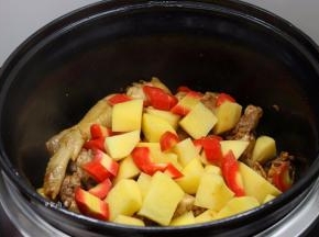 倒入土豆和胡萝卜块