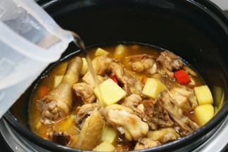 倒入适量清水，拌匀食材