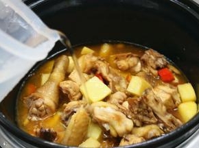倒入适量清水，拌匀食材