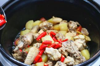 烹调时间结束，珐琅电炖锅发出嘀嘀的提示声，这时汤汁略干，倒入辣椒拌匀，铲起或整锅端出食用。