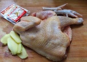 鸡肉洗净沥干水，生姜去皮洗净，切成薄片