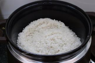 锅内倒入粗盐，选择任何一个功能键均可，用木铲炒熟粗盐，直至粗盐噼里啪啦响，在锅内活跃地跳动