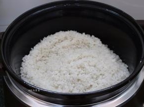 锅内倒入粗盐，选择任何一个功能键均可，用木铲炒熟粗盐，直至粗盐噼里啪啦响，在锅内活跃地跳动