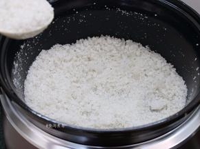 铲起一部分粗盐，剩下一部分铺满锅底