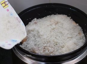 再将另一半粗盐倒在食材上面