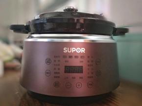 重新设定烹调模式，选择特色干焗功能，它的默认时间是一小时，做盐焗鸡要手动设置2小时，假若整只鸡烹调，时间调节为3小时，盐焗的时间越长，鸡肉香气足，鲜嫩多汁。