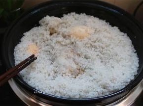 两小时烹饪结束，电炖锅发出嘀嘀的提示声，这时关掉电源