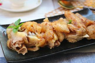 取出鸡蛋和鸡肉，鸡蛋轻松剥壳，鸡肉手撕或斩块即食