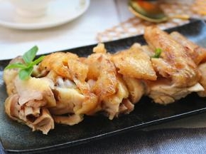 取出鸡蛋和鸡肉，鸡蛋轻松剥壳，鸡肉手撕或斩块即食