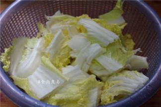 大白菜洗净沥干，手撕成块