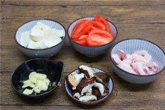豆腐切块、番茄去皮切块、五花肉洗净切薄片、冬菇洗净撕开、蒜瓣去皮拍碎
