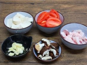 豆腐切块、番茄去皮切块、五花肉洗净切薄片、冬菇洗净撕开、蒜瓣去皮拍碎