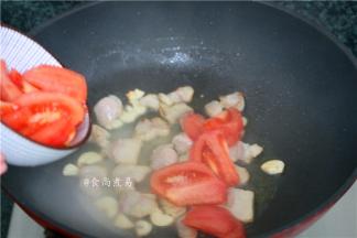 倒入番茄炒出沙