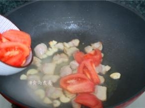 倒入番茄炒出沙