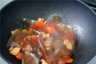 加入香菇和粉皮炒软、调入蚝油