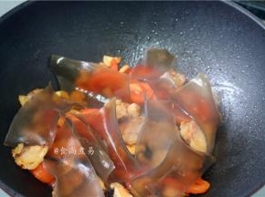 加入香菇和粉皮炒软、调入蚝油