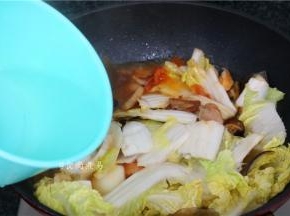 倒入大白菜炒软后，加上适量清水大火烹煮片刻