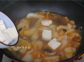 倒入豆腐，用锅铲轻轻翻动均匀，让豆腐能吸到汤汁