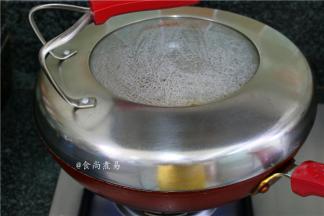 遮上锅盖，再炖煮5分钟左右