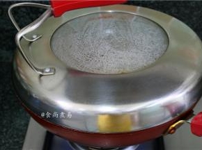 遮上锅盖，再炖煮5分钟左右