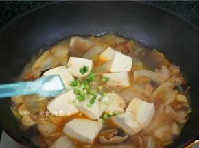 调入盐、胡椒粉、撒点葱梗