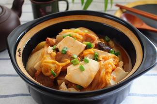 拌匀后盛入砂锅中，在炉头上开小火慢炖10分钟左右，即可原煲端上餐桌