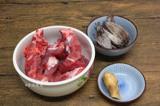 备好土猪骨头、墨鱼干、生姜