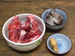 备好土猪骨头、墨鱼干、生姜
