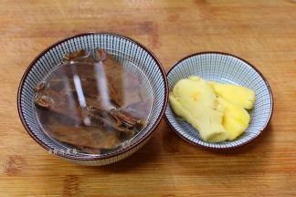 生姜去皮拍扁，墨鱼干用开水浸泡片刻，洗净