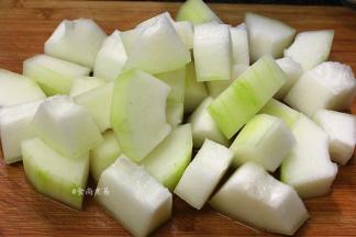 冬瓜去皮洗净，切大块