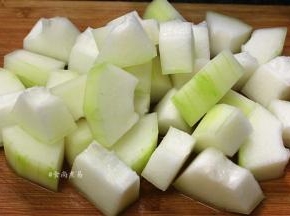 冬瓜去皮洗净，切大块