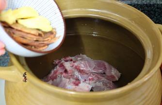 将猪骨头洗净，倒入汤锅内，加入墨鱼和生姜，倒入8—10碗左右清水