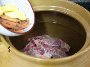 将猪骨头洗净，倒入汤锅内，加入墨鱼和生姜，倒入8—10碗左右清水