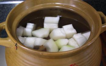 倒入冬瓜块，遮上锅盖，大火煲开后调成中火，继续煲90分钟左右