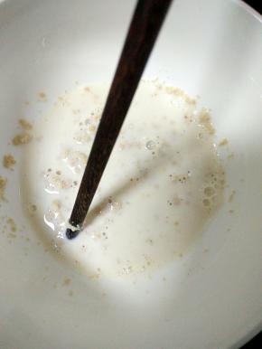 酵母加牛奶
搅拌化开