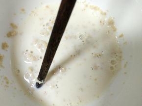 酵母加牛奶
搅拌化开