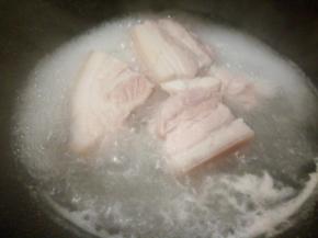 五花肉切小段，冷水下锅煮，撇清沫子，加点料酒，生姜片，再煮五分钟