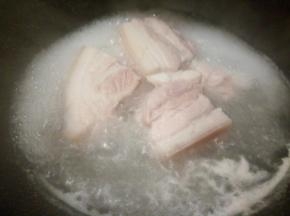 五花肉切小段，冷水下锅煮，撇清沫子，加点料酒，生姜片，再煮五分钟