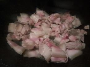 锅里加一点点油，煸炒五花肉