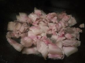 锅里加一点点油，煸炒五花肉