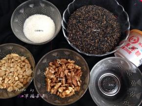 准备所需材料，冬天麦芽糖冻硬了不太好称量，可以先放温水里泡一小时左右再称出需要的份量