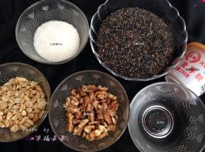 准备所需材料，冬天麦芽糖冻硬了不太好称量，可以先放温水里泡一小时左右再称出需要的份量
