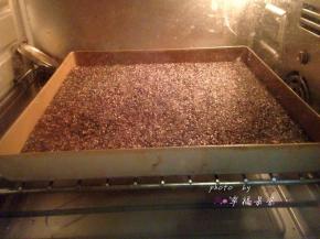 芝麻倒入烤盘，烤箱预热后放入烤箱中层180度左右烤5分钟